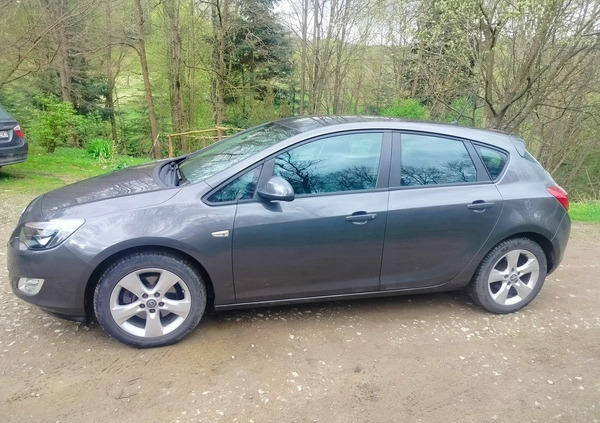 Opel Astra cena 21000 przebieg: 210000, rok produkcji 2010 z Karczew małe 79